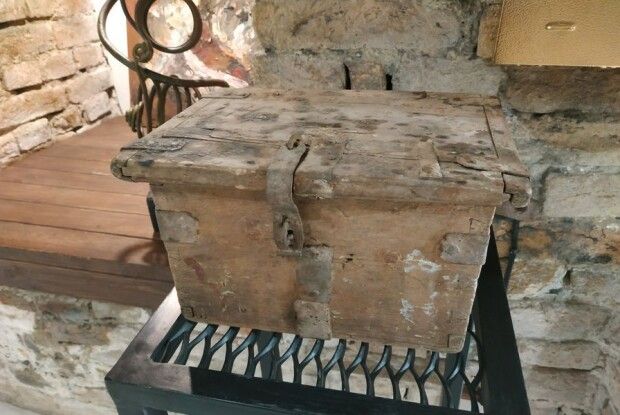 У луцькій галереї виставили стародавню скарбничку