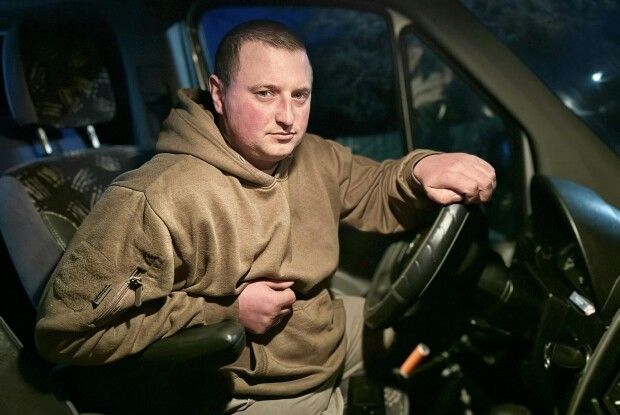 Військовий з Волині без обох ніг організував ремонт вулиці у своєму селищі