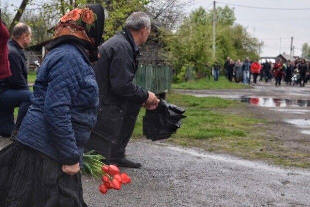 Проводжали навколішки, з квітами та прапорами: на Волині поховали 31-річного Захисника (Фото)