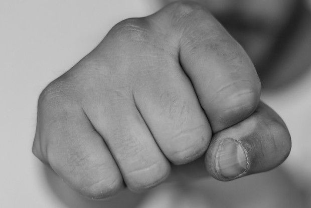 Три години невідомі били 56-річного рівнянина та вимагали у нього гроші