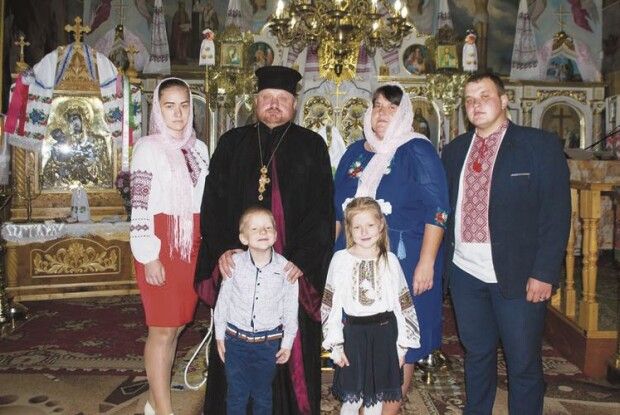 «Священнику у селі жити, то не тільки в рясі ходити…»:отець Григорій і матушка Наталія поділилися секретами щастя