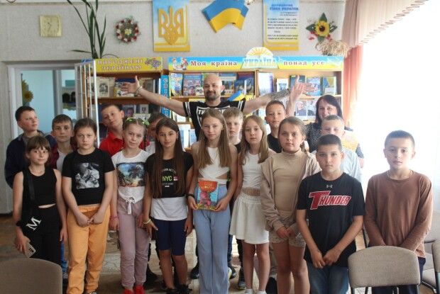 «Бигимоти – не мидмеді»: у селищі на Волині про це розповів сучасний дитячий письменник