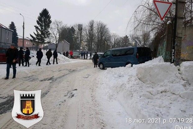 Лише за один день у районі луцького авторинку муніципали виявили 200 незаконних паркувань на газонах (Фото)