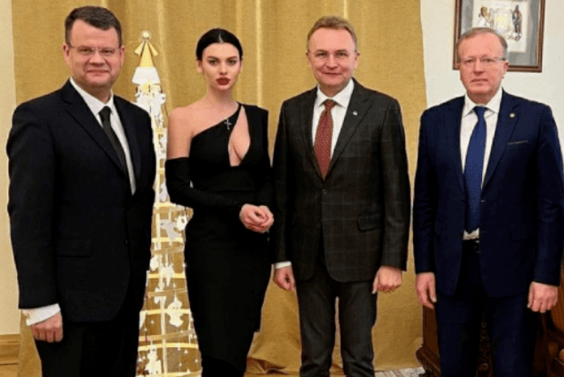 Заступник міністра освіти звільнився після фото з оголеною помічницею