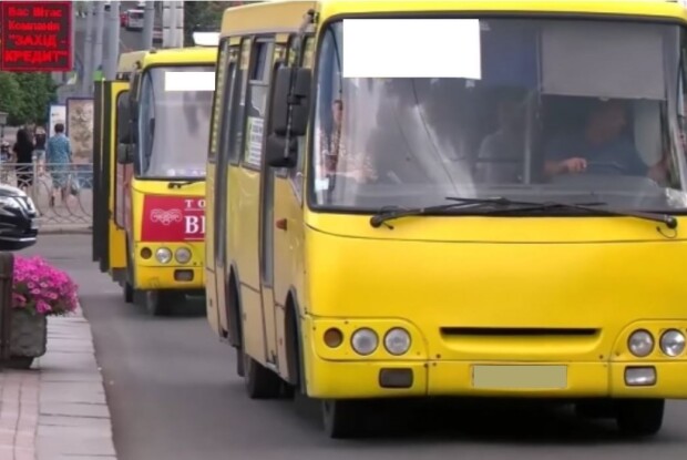 У Рівному на автобусній зупинці з'явилися антиукраїнські написи (Фото)