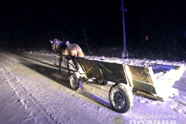 На дорозі Рівненщини врятували чоловіка, який змерз так, що не міг говорити і рухатися (Фото)