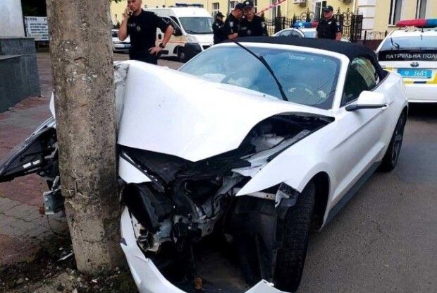 У Рівному елітний автомобіль на швидкості влетів у стовп: подробиці (Фото)