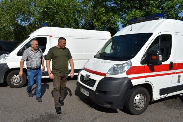 Для волинських військових передали два авто «швидкої» допомоги (Фото)