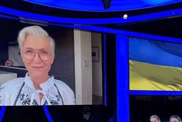 Мама Ілона Маска вийшла в ефір у вишиванці з Луцька (Відео)