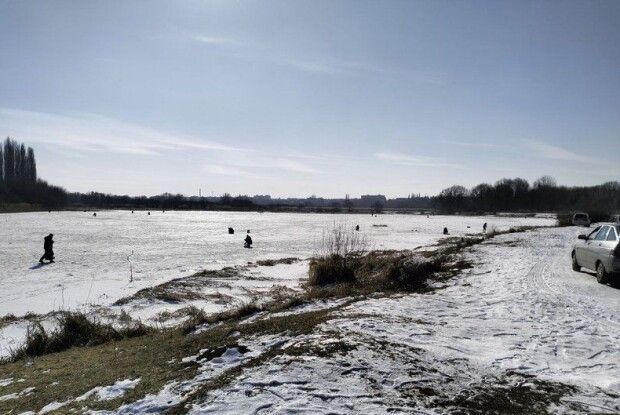 Тонкощі зимової риболовлі на річці Стир у Луцьку (Відео)
