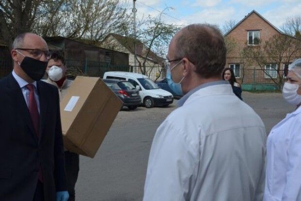 Андрій Парубій привіз на Волинь захисні халати від Фонду Петра Порошенка