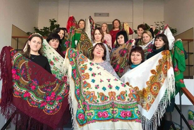 Рованцівські пані та панянки вбралися у яскраві хустки (Фото)