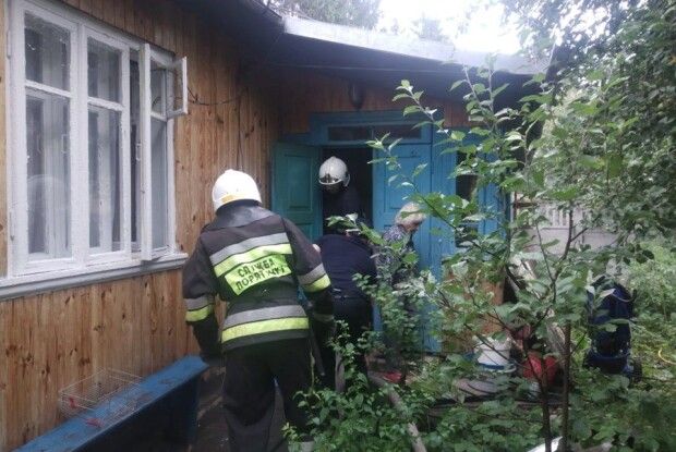 У Рівному бійці ДСНС відбили в червоного півня житловий будинок (фото)