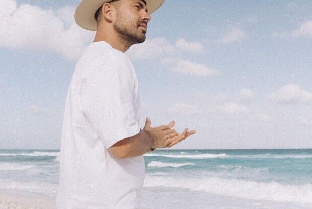 Популярний український телеведучий ледь прикрив свій статевий орган фікусом