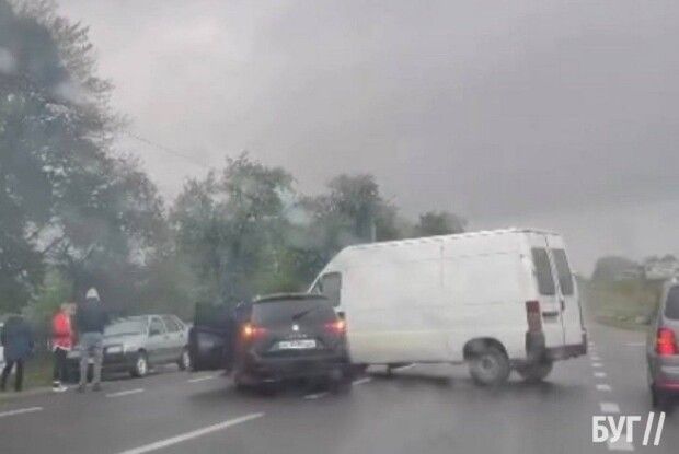 Дорога перегороджена: на Волині біля ринку сталася аварія