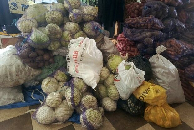 У «бандерівському» селищі на Волині люди масово несли для воїнів овочі і навіть рибу