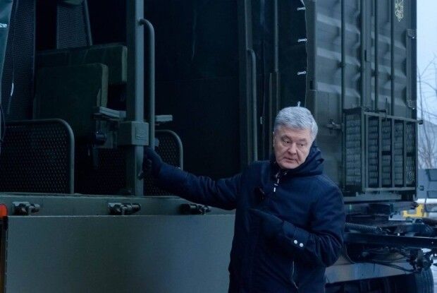 «Євросолідарність» купила великі тягачі для десантників, Порошенко везе їх на фронт