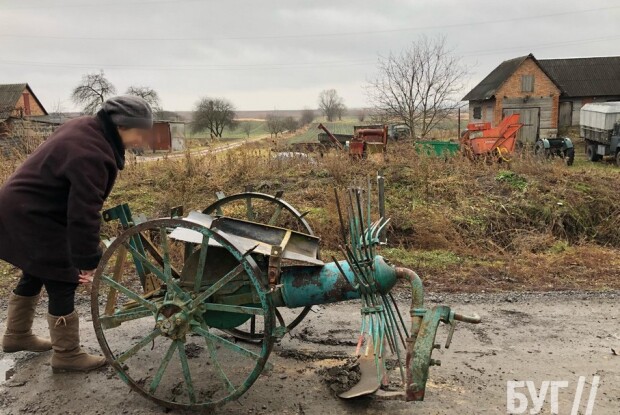У селі на Волині молодь так розважалася, що постраждала картоплекопачка