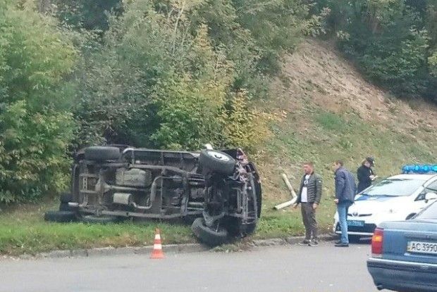 У Луцьку п’яний адвокат на машині зніс дорожній знак