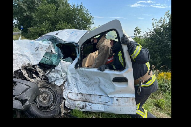 У Нововолинську на Волині легковий автомобіль зіткнувся з фургоном