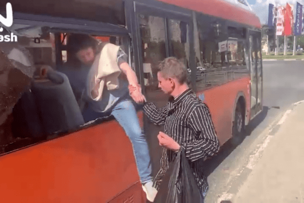 Сім'я з дітьми влаштувала скандал в автобусі та «дружно вийшла» у вікно (Відео 18+)