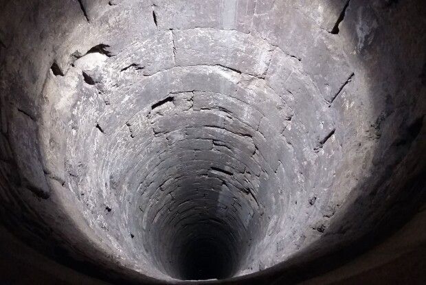 На Рівненщині чоловік на власному подвір'ї впав у криницю і загинув