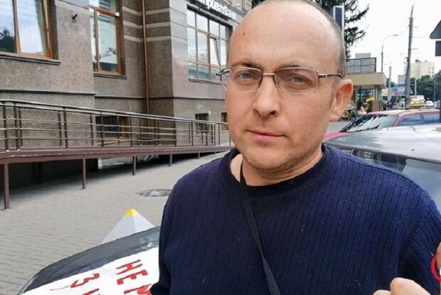 Ошуканий фінансовою пірамідою чоловік пікетує магазин у Рівному