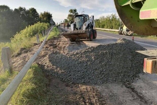 На автодорозі Рівне-Луцьк ліквідували розмив узбіччя (Фото)