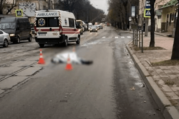 Легковик на швидкості збив людину на пішохідному переході: момент потрапив на камеру (Відео)