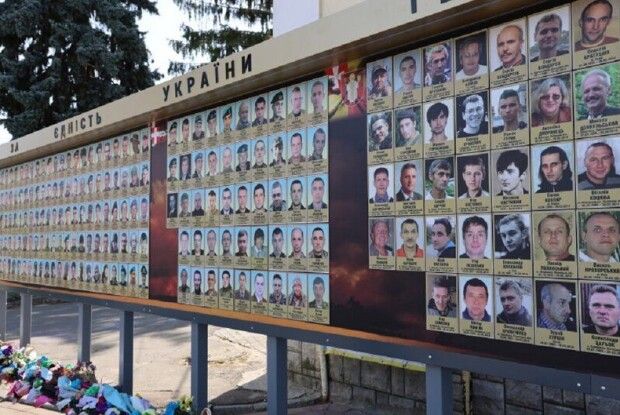 В обласному центрі Волині триває опитування щодо розміщення світлин загиблих воїнів на Театральному майдані