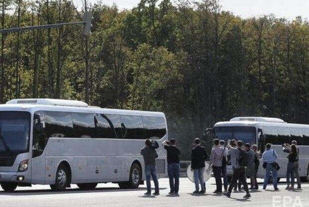 У Росії звільнених у межах обміну зустрічали пропагандисти Кисельов і Скабєєва, два автобуси та автозак