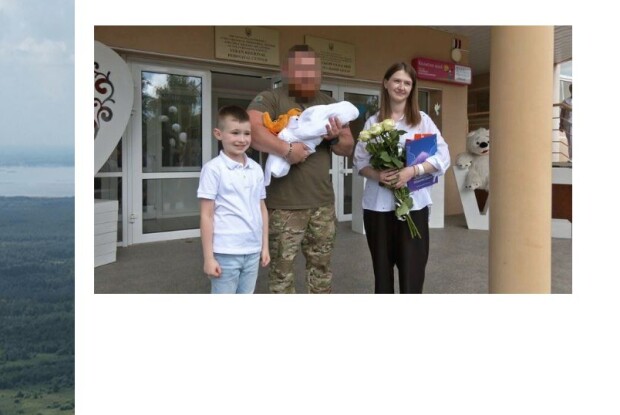 На Волині побратими загиблого бійця зустріли під час виписки з пологового його дружину й новонародженого сина