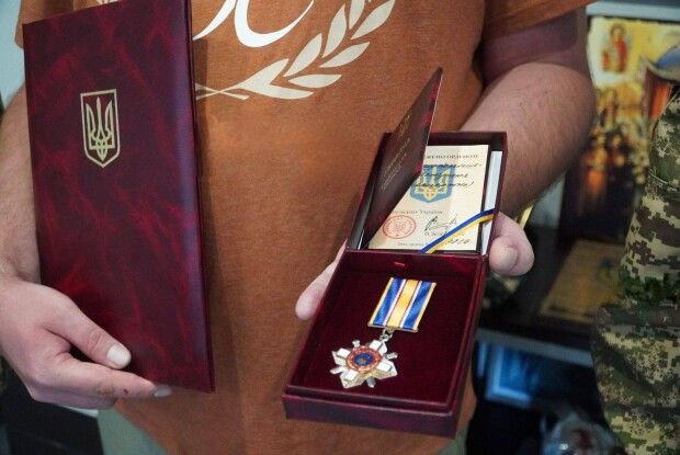 Батькові загиблого нацгвардійця з Волині передали орден сина