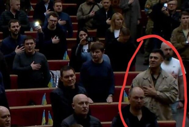 Забув, де серце: Тищенко осоромився в Раді під час виконання гімну (Фото)