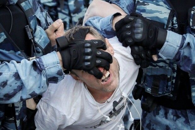 «Рано чи пізно ваш картковий будинок посиплеться». Український посол звернувся до Суркова 