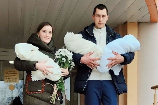 Першу суміш для трьох немовлят-козаків приготував тато: волинська трійня уже дома