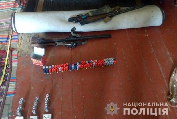 Поліцейські вилучили у волинянина зброю, боєприпаси та наркотики (Фото)