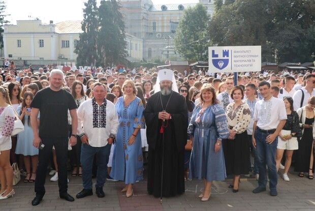 Вступників Луцького вишу офіційно оголосили студентами (Фото)