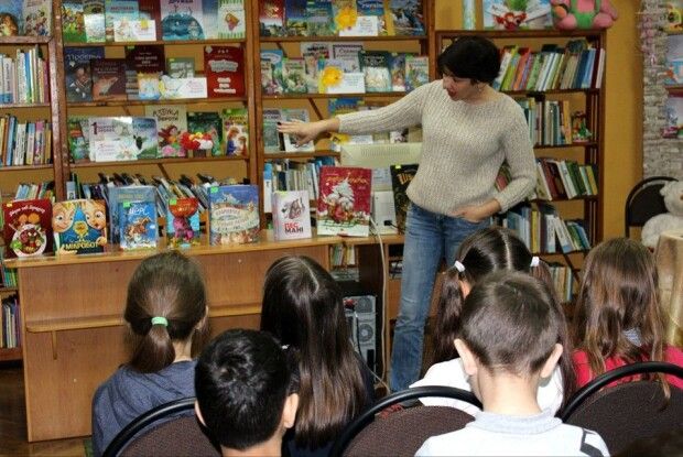 «Нумо, книги, станьте в ряд. Разом ви – книжковий сад!»: у Луцьку третьокласники гімназії №4 влаштували бібліо-парад (фото)