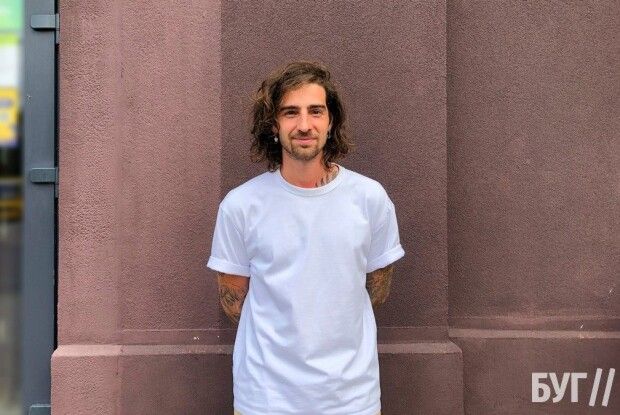 Приїхав до друзів: на вулицях волинського міста бачили співака Володимира Дантеса