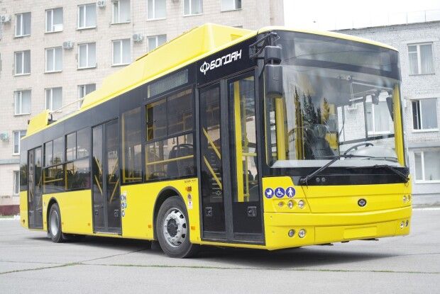 4 новеньких «Богданів» вирушили  з Луцька у Полтаву (Фото)