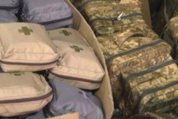 Луцькі волонтери складають аптечки за зразком НАТО (Відео)