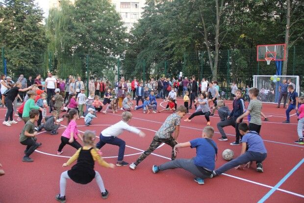 У дворі будинку в Луцьку відкрили мультифункціональний спортмайданчик (Фото)
