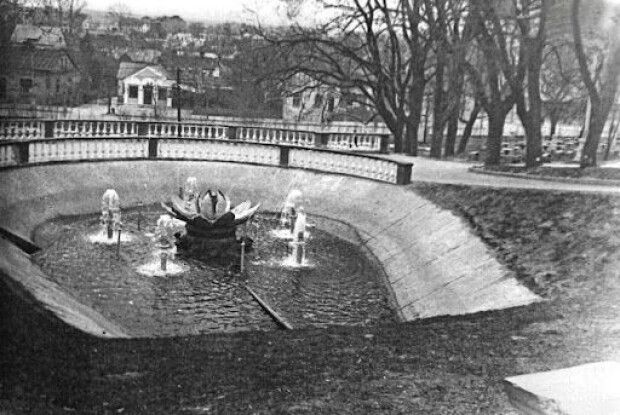 Рівняни вимагають відновити легендарний міський фонтан «Дюймовочка»