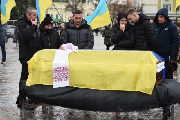 У Рівному попрощались із загиблим на фронті батьком двох дітей (Фото)