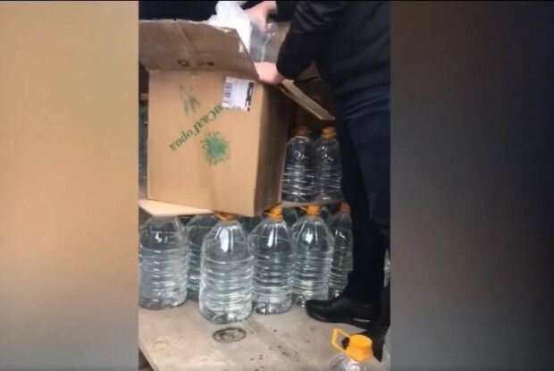 Прикордонники Луцького загону пригальмували буса, у якому везли понад 1 тонну алкоголю та 15 ящиків сигарет (Відео) 