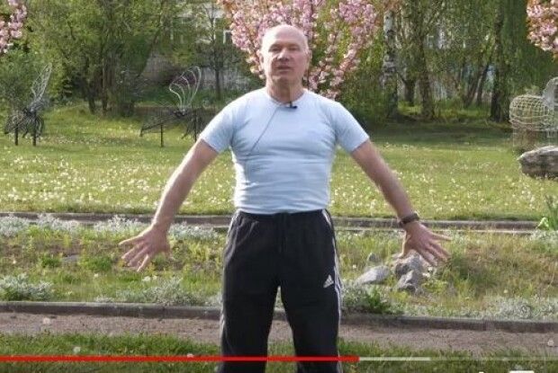 Вправи для щік, спини, ануса... 74-літній ректор Острозької академії показав, як робить руханку (Відео)