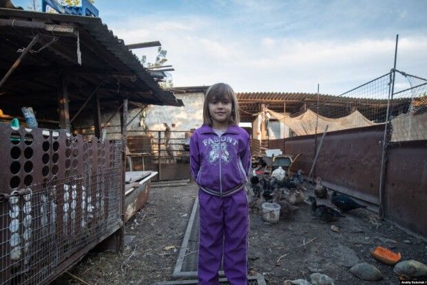 Маленька Сабріна  кожного вечора молиться, аби не стріляли...