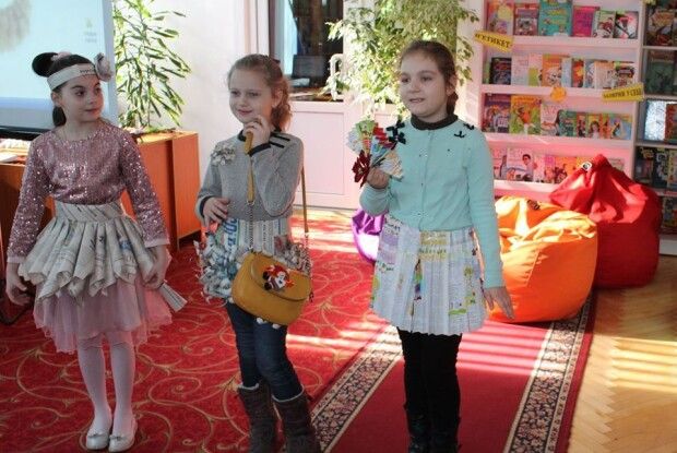У Луцьку читачі бібліотеки влаштували фотосесію «Мама рідна не впізнає» (фото)