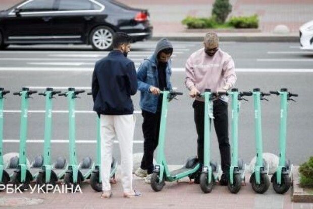 Електросамокати та моноколеса в Україні визнали транспортними засобами: що це означає
